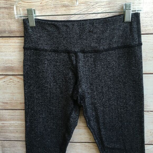 LULULEMON CROP LEGGINGS IN BLACK/GRAY - Picture 5 of 6